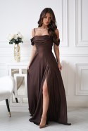 Elegancka Czekoladowa Sukienka Z Drapowaniem, Rozcięciem I Błyszczącą Tkaniną 330-61 - czekoladowy