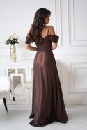 Elegancka Czekoladowa Sukienka Z Drapowaniem, Rozcięciem I Błyszczącą Tkaniną 330-61 - czekoladowy