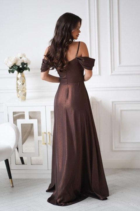 Elegancka Czekoladowa Sukienka Z Drapowaniem, Rozcięciem I Błyszczącą Tkaniną 330-61 - czekoladowy