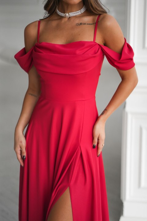 Elegancka Czerwona Sukienka Z Drapowaniem, Rozcięciem I Błyszczącą Tkaniną 330-02 - czerwony