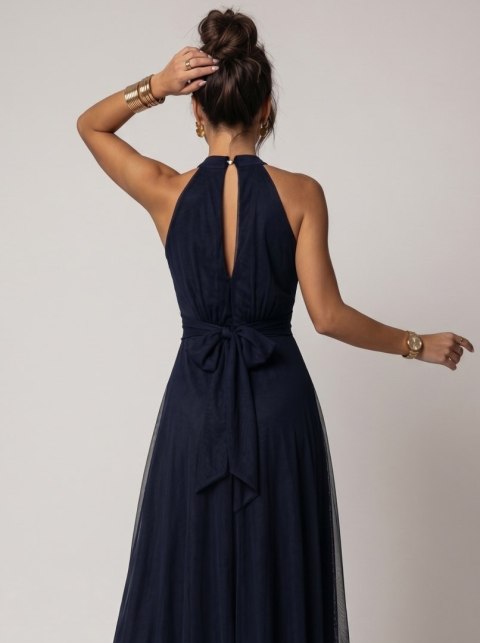 662-3 Elegancka sukienka wieczorowa maxi halter z tiulem i wiązaniem w talii - granatowa Numoco basic