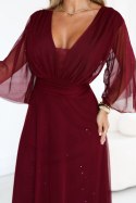 654-6 Długa połyskująca sukienka plus size z dekoltem i transparentnym rękawkiem - bordowa Numoco basic