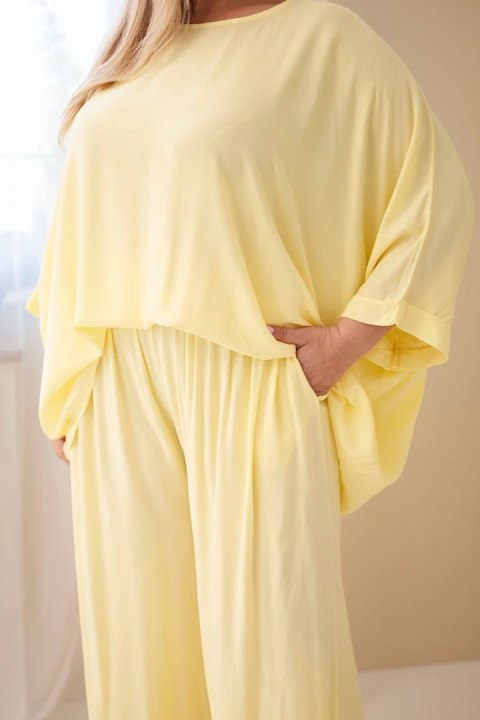 Komplet damski Plus Size wiskozowy z szerokimi spodniami i bluzką żółty