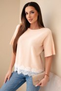 Sweter damski z krótkim rękawem i koronką łososiowy