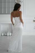 Elegancka Sukienka Satynowa Bez Ramiączek Z Drapowaną Różą I Rozcięciem W Kolorze Ecru 335-04 - Ecru