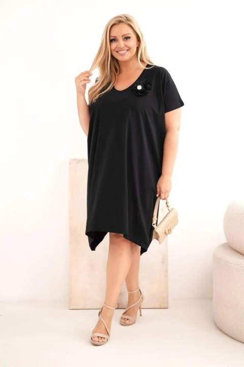 Sukienka damska Plus Size bawełniana z broszką i dekoltem czarna