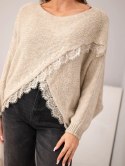 Sweter damski asymetryczny z koronkową wstawką beżowy