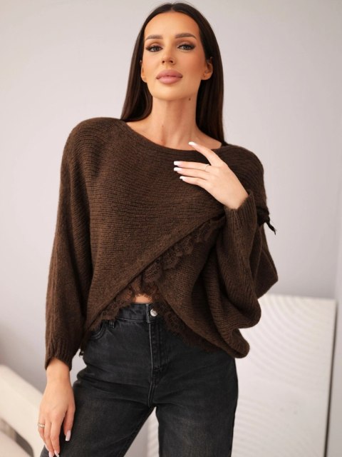 Sweter damski asymetryczny z koronkową wstawką brązowy