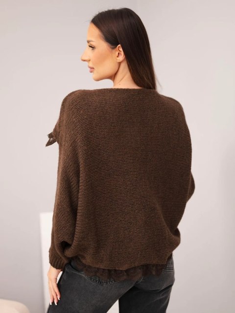 Sweter damski asymetryczny z koronkową wstawką brązowy