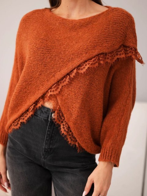 Sweter damski asymetryczny z koronkową wstawką rudy
