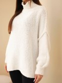 Sweter damski oversize z dodatkiem wełny z golfem i szerokimi rękawami ecru