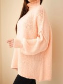 Sweter damski oversize z dodatkiem wełny z golfem i szerokimi rękawami morelowy