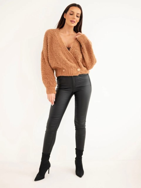 Sweter damski z moherem kopertowy z ozdobnymi guzikami camelowy