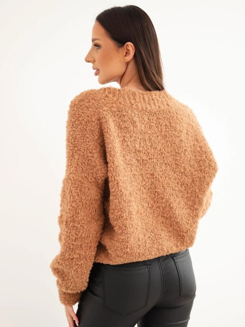 Sweter damski z moherem kopertowy z ozdobnymi guzikami camelowy