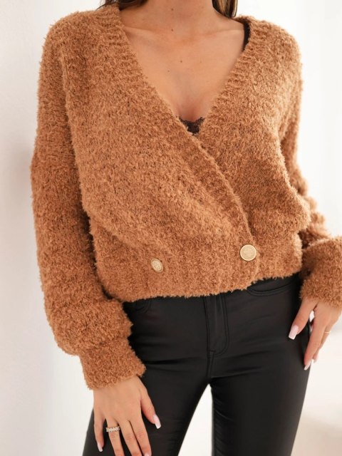 Sweter damski z moherem kopertowy z ozdobnymi guzikami camelowy