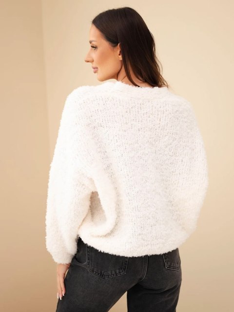 Sweter damski z moherem z ozdobnymi guzikami ecru