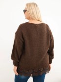 Sweter damski Plus Size z koronkowym dołem brązowy