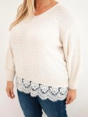 Sweter damski Plus Size z koronkowym dołem jasny beżowy