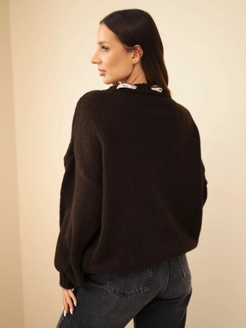 Sweter damski z ozdobnym detalem przy dekolcie brązowy