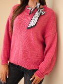 Sweter damski z ozdobnym detalem przy dekolcie ciemny różowy