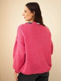 Sweter damski z ozdobnym detalem przy dekolcie ciemny różowy