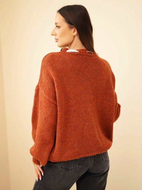 Sweter damski z ozdobnym detalem przy dekolcie rudy