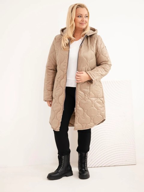 Kurtka damska Plus Size zimowa pikowana z kapturem jasno camelowa