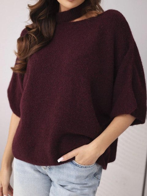 Sweter damski oversize z asymetrycznym dekoltem i półgolfem śliwkowy