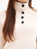 Sweter damski z wysokim kołnierzem i ozdobnymi guzikami jasnobeżowy