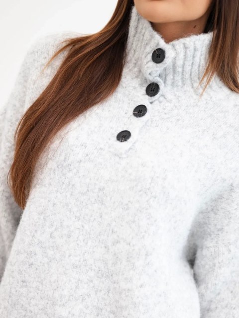 Sweter damski z wysokim kołnierzem i ozdobnymi guzikami jasnoszary