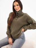 Sweter damski z wysokim kołnierzem i ozdobnymi guzikami khaki