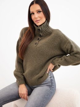 Sweter damski z wysokim kołnierzem i ozdobnymi guzikami khaki