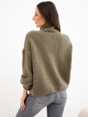 Sweter damski z wysokim kołnierzem i ozdobnymi guzikami khaki