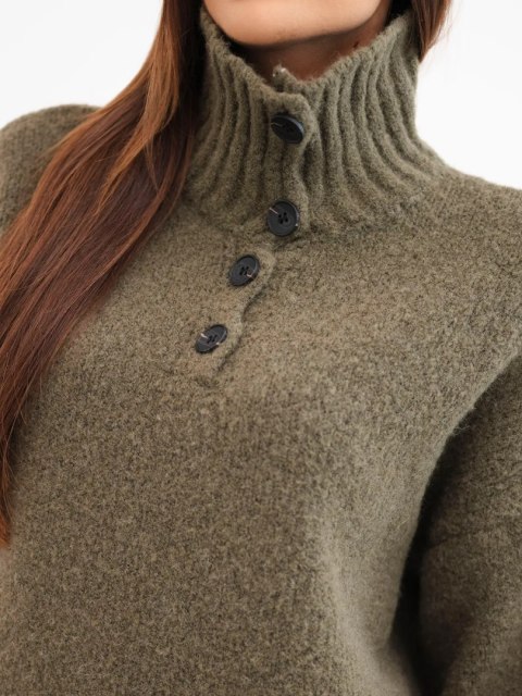 Sweter damski z wysokim kołnierzem i ozdobnymi guzikami khaki
