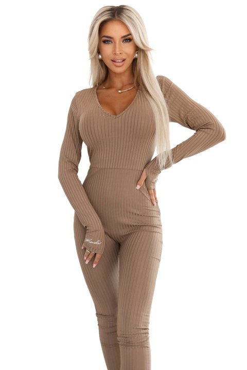 619-1 Wygodny i elegancki prążkowany kombinezon damski z dekoltem - mocha mousse Kocula
