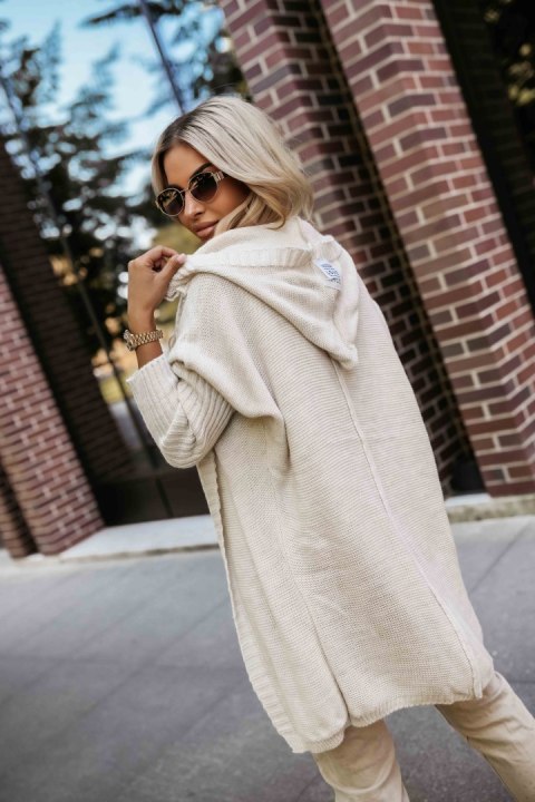 629-1 Wygodny kardigan oversize z kapturem i stylową naszywką - beżowy Numoco basic